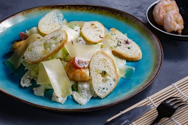 Цезарь с тигровыми креветками