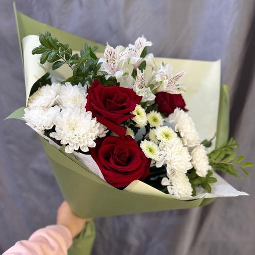 Букет из кустовых хризантем и красных роз с зеленью (б2015)