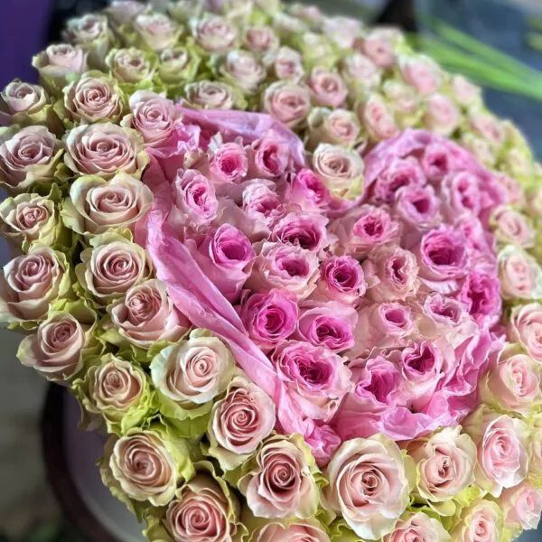 Композиция из 101 нежной розы в форме сердца в шляпной коробке