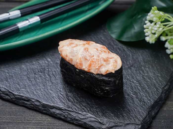 Суши "Спайс лосось"