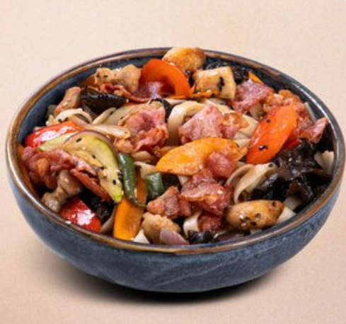 Вок с беконом и курицей