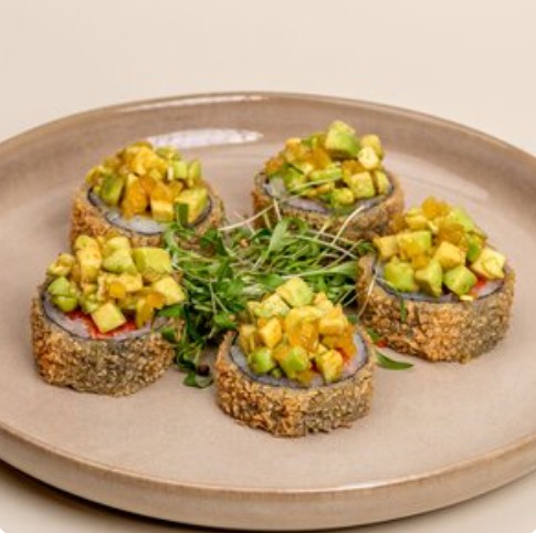 Темпура с лососем, авокадо и гуакамоле