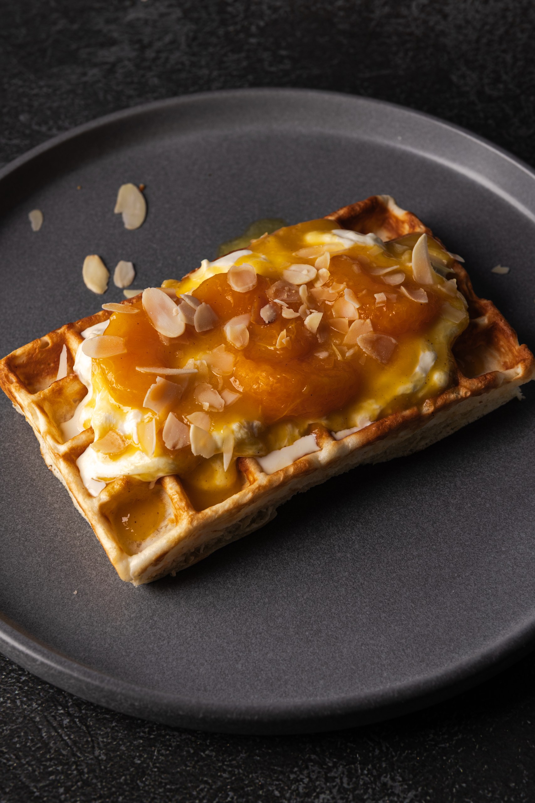 Творожная вафля со страчателлой и мандариновым соусом