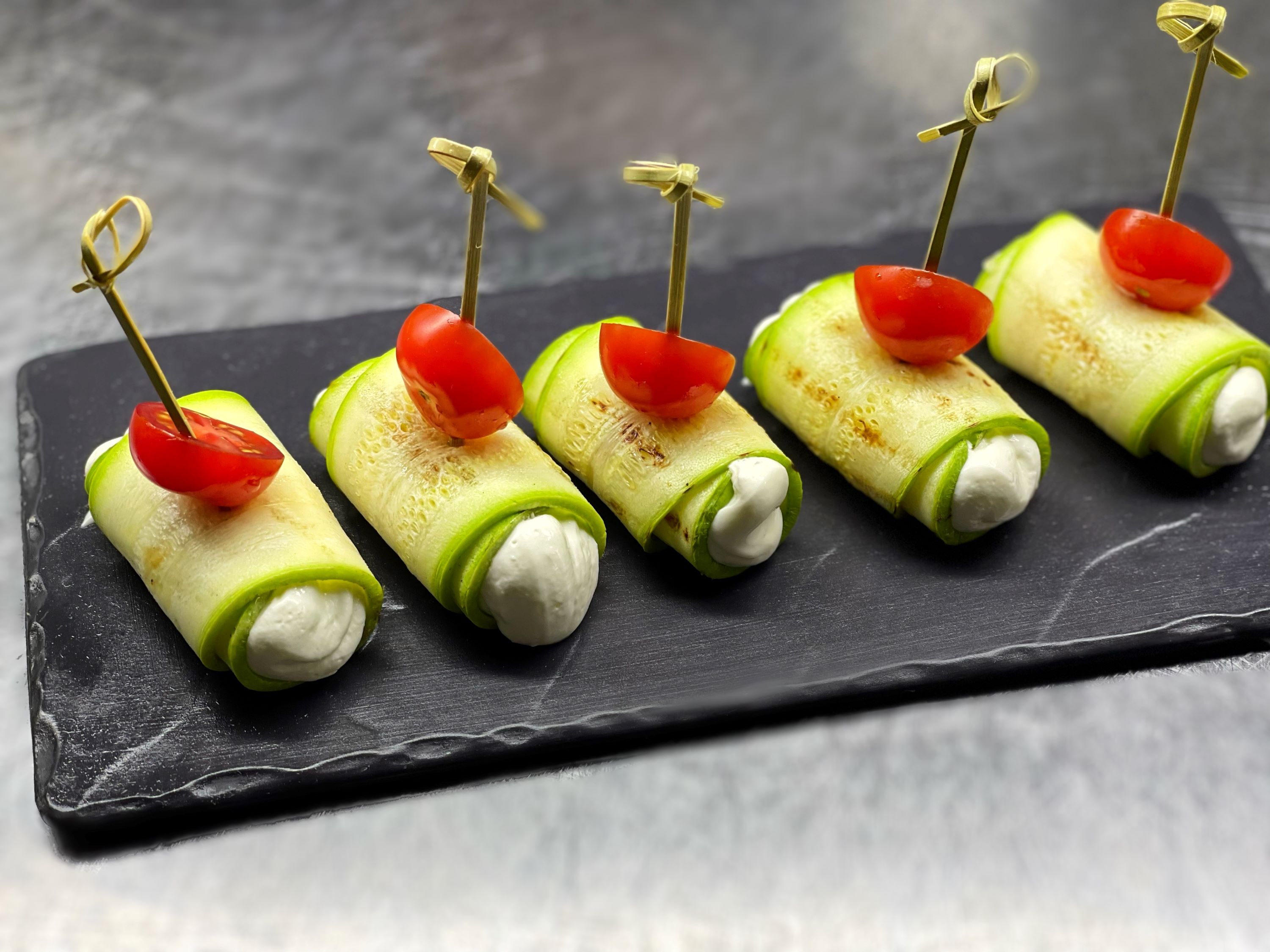 Рулетики из цукини с сырным кремом