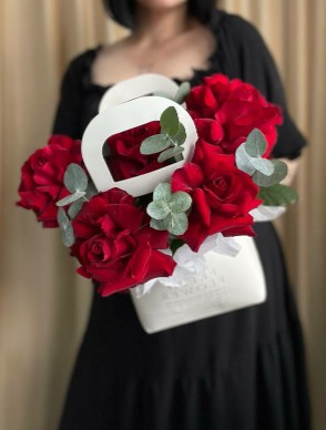 Французская красная роза с эвкалиптом в сумочке