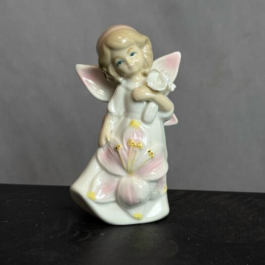 Фарфоровая девушка с букетом цветов