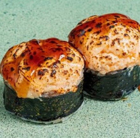 Ролл опаленный с лососем