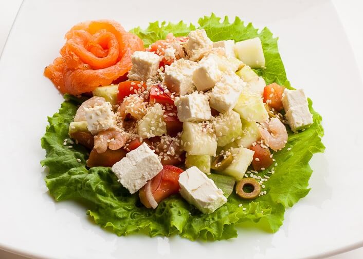 Салат с креветками и сыром Фета
