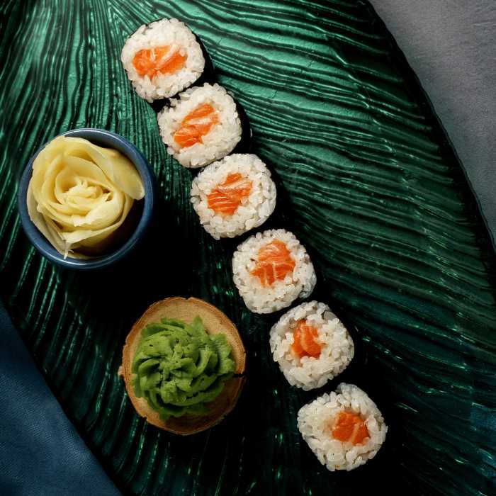 Маки с лососем