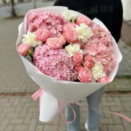 Кустовые розы с гортензиями