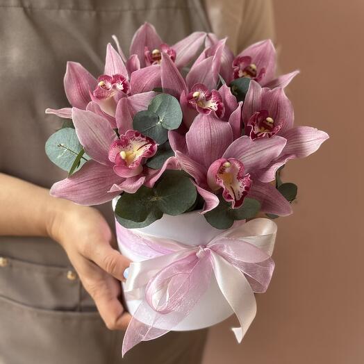 Коробочка с орхидеями и эвкалиптом