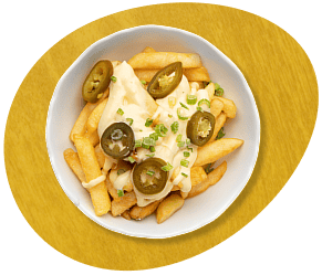 Картофель фри по-испански с сырным соусом и халапеньо