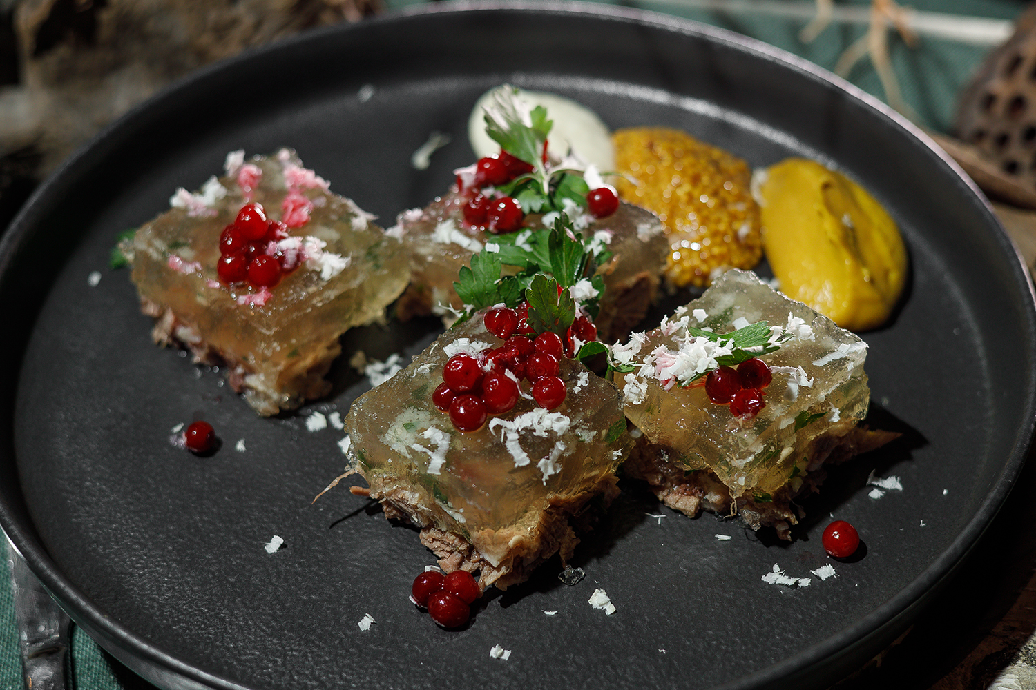 Домашний холодец с хреном и горчицей 