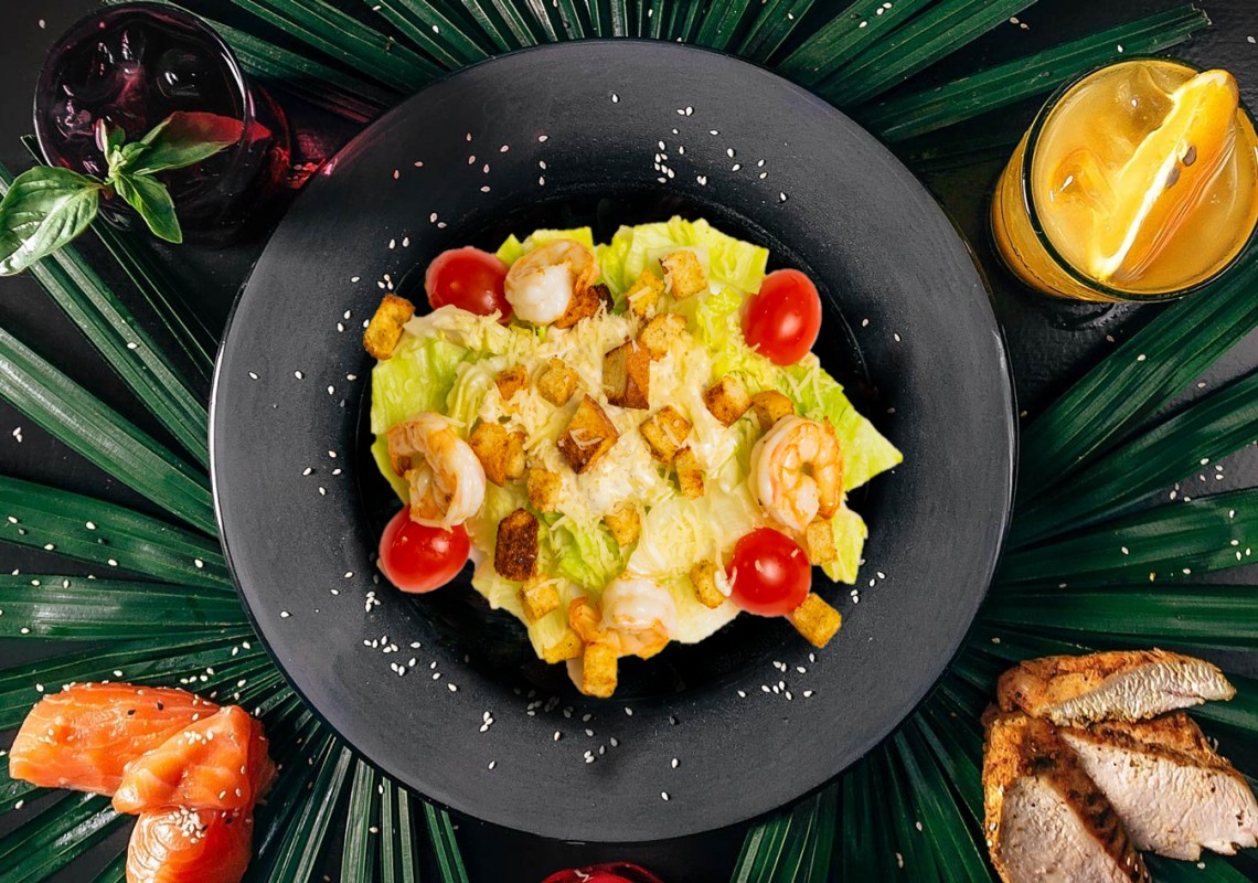 Цезарь с тигровыми креветками