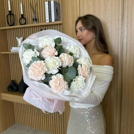 Монобукет белые и кремовые диантусы с эвкалиптом