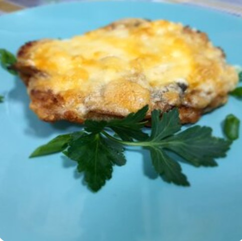 Отбивная из свинины с грибами и сыром