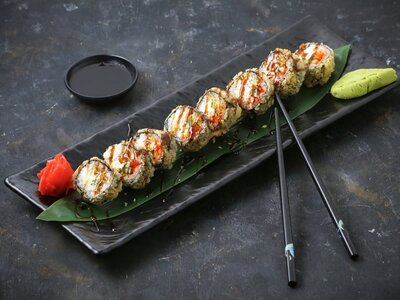 Калифорнийский горячий ролл со креветками и лососем