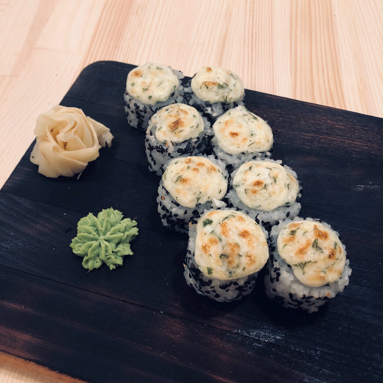 Запеченный с крабом под сырным соусом