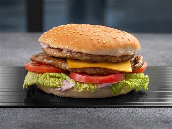 Бургер с двумя куриными котлетами