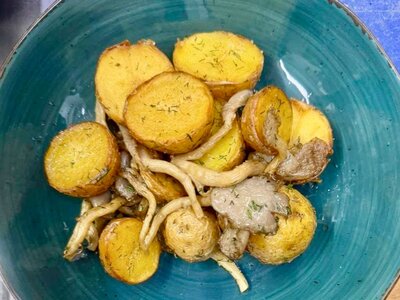 Картофель бэби, жаренный с грибами
