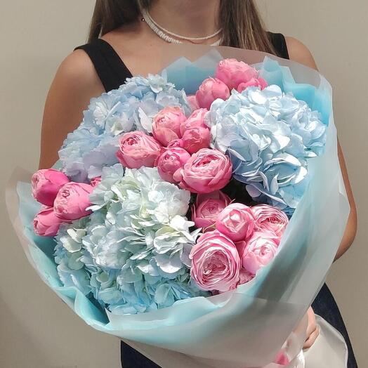 Гортензия и розовые розы 