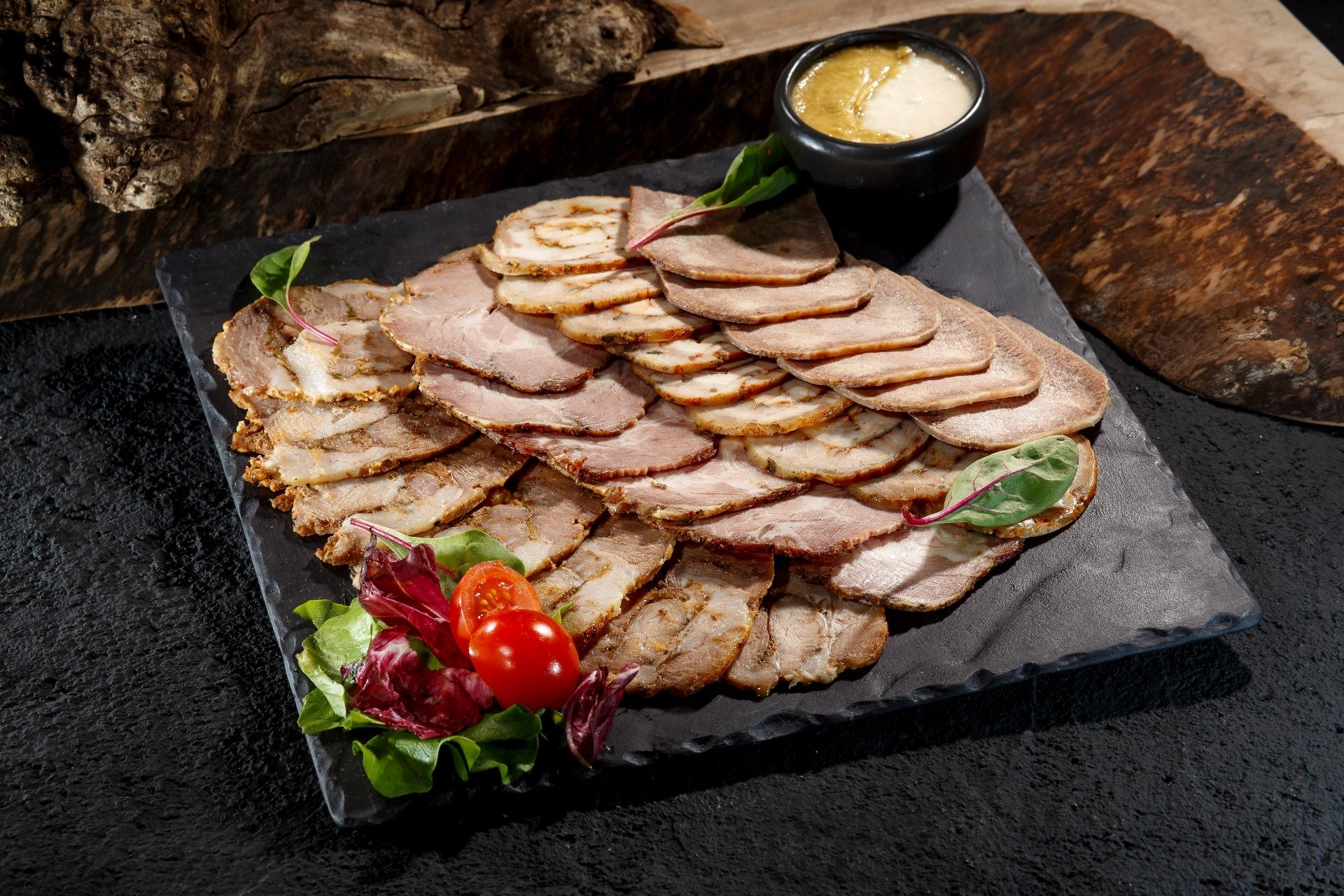 Тарелка мясных деликатесов