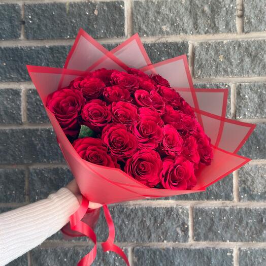 25 красных роз в оформлении