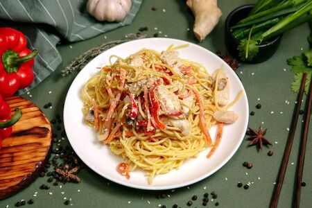 Яичная лапша с курицей в сл.-чесн.соусе