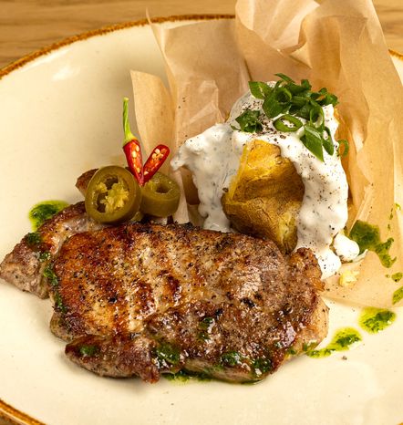 Стейк из свиной шеи с запеченным картоф.