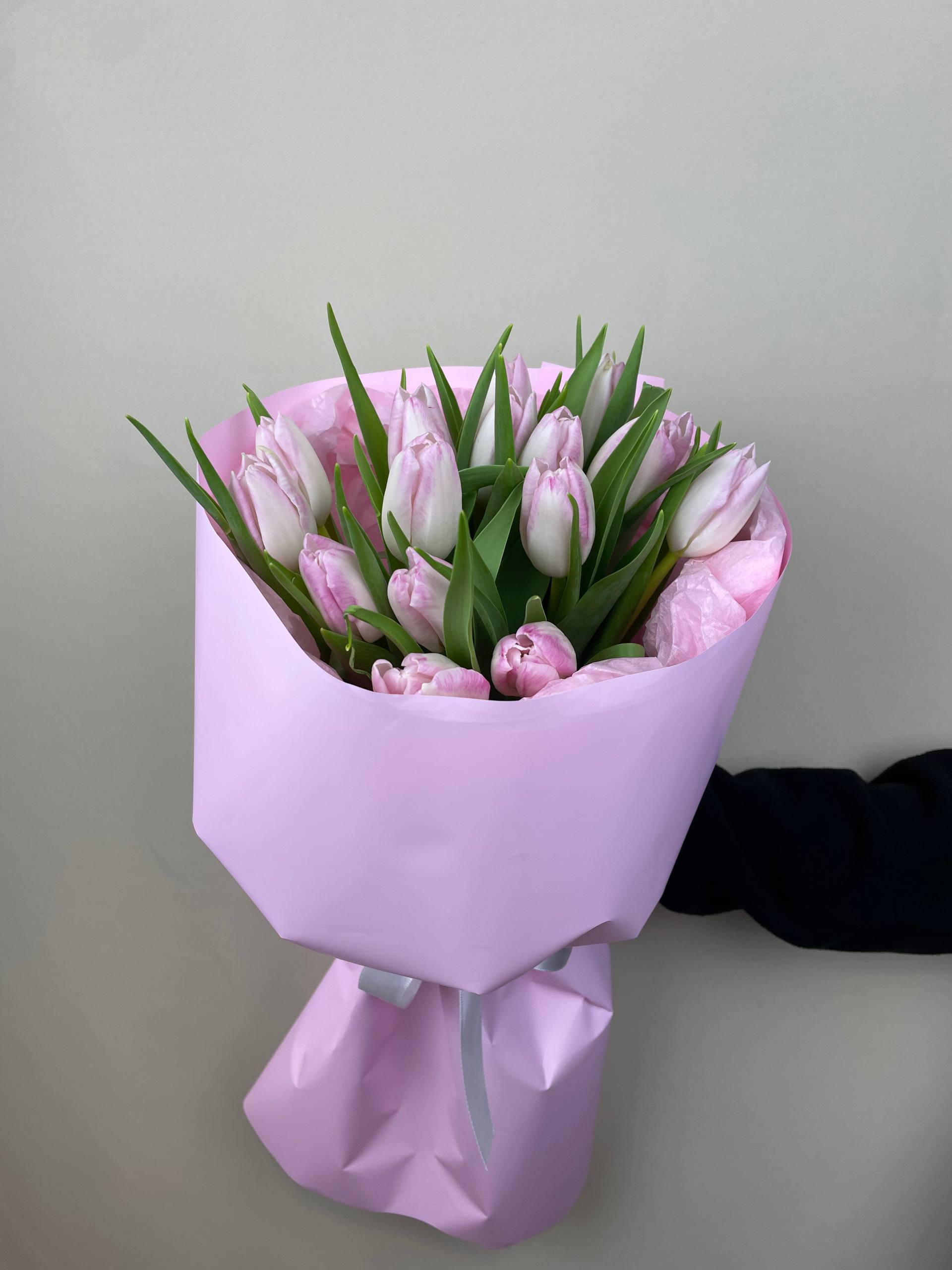 Букет из 15 нежных тюльпанов