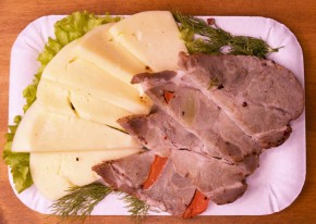 Нарезка сырно-мясная