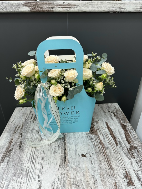 Стильная нежная сумочка с кустовыми пионовидными розами