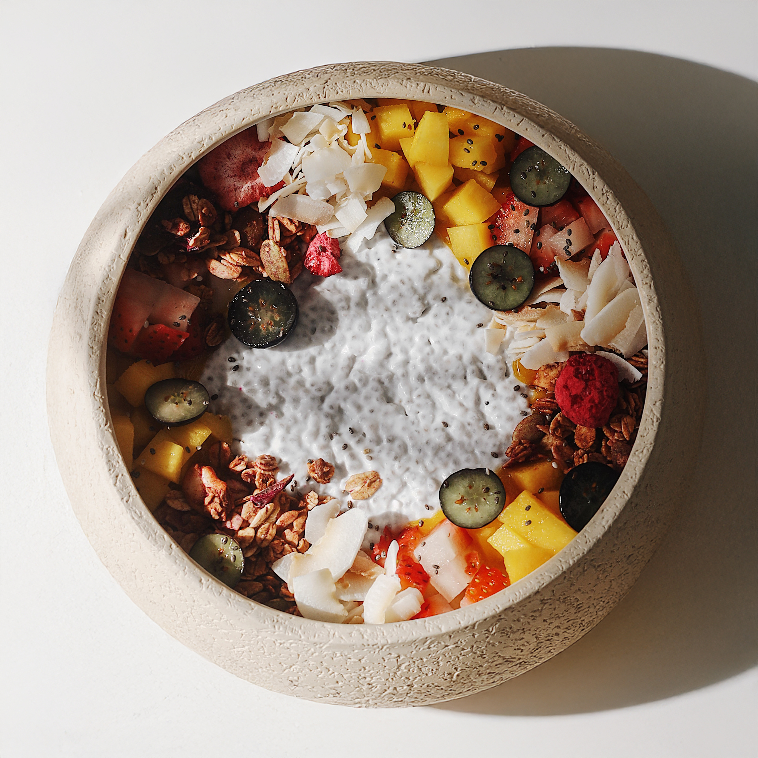 Чиа-пудинг, манго, гранола