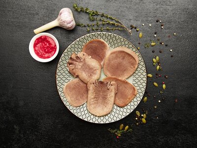 Язык отварной с хреном и горчицей