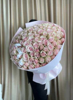 Букет из 51 нежной розы 60см в упаковке
