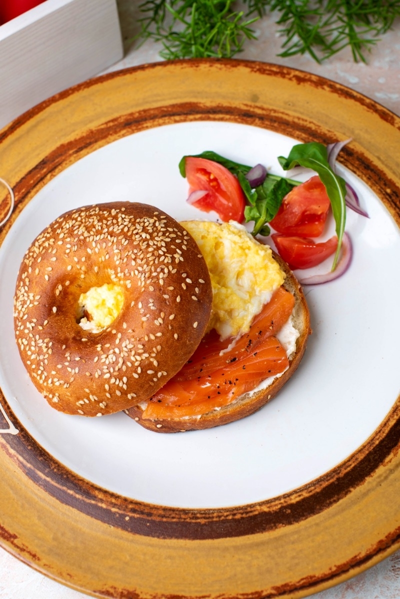 Скрэмбл на кунжутном кольце с лососем