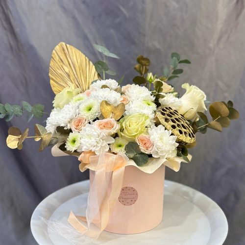 Цветы в коробке: розы, сухоцветы, эвкалипт (к2075)