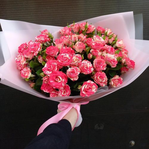 Шикарный букет кустовых роз