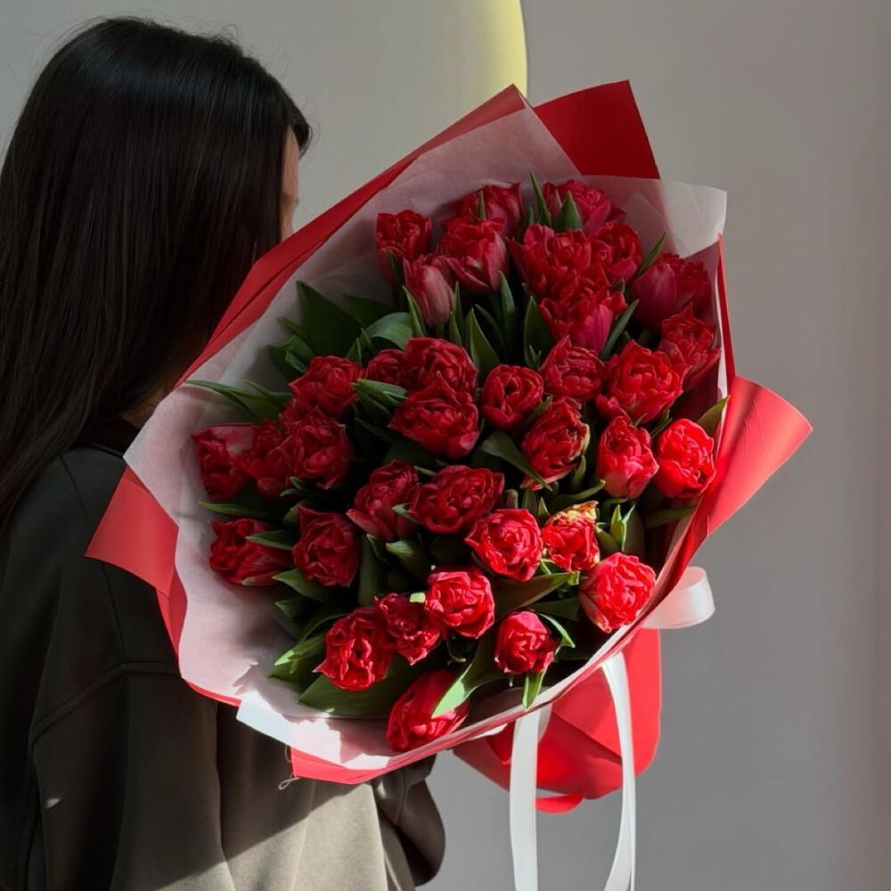 51 тюльпан красный в красной упаковке любовь
