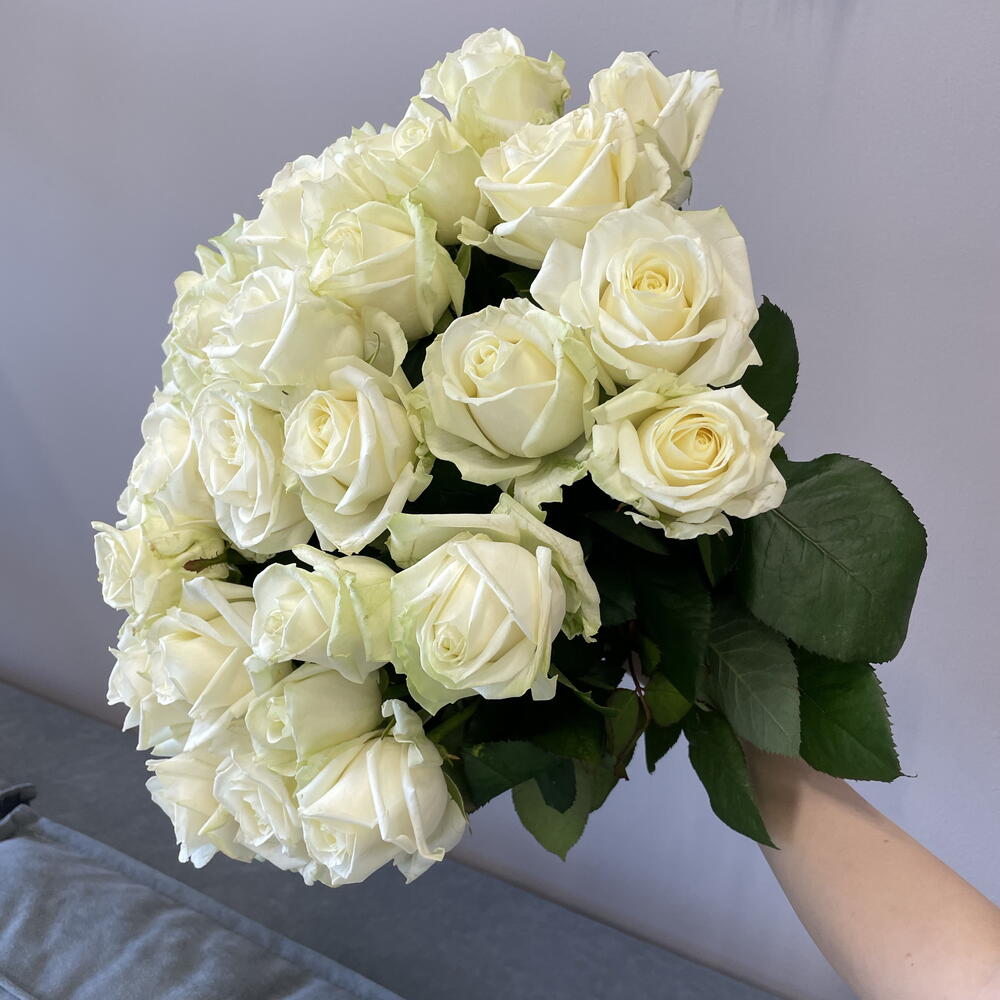 Букет из 25 белых роз 40 см