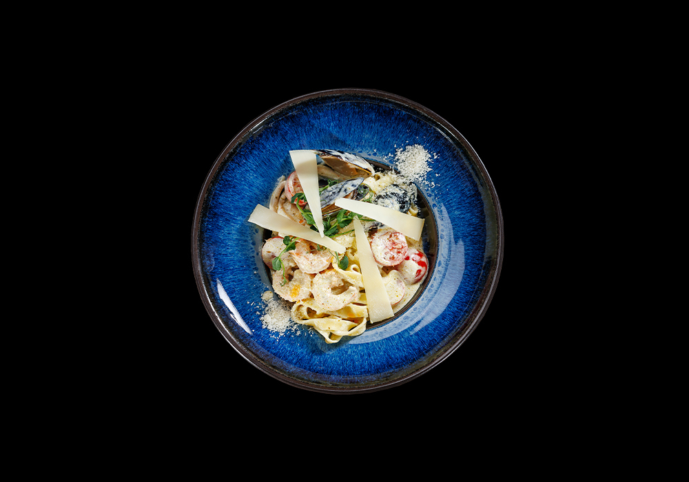 Фетучини с морепродуктами в соусе сливочный песто