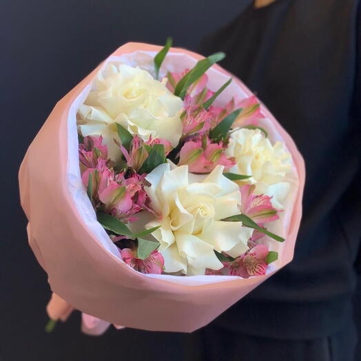 Букет с французскими розами и альстромерией