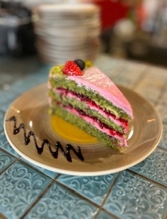 Торт шпинатный с брусничным компоте