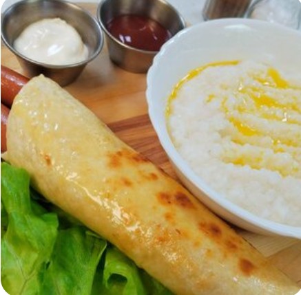 Сосиски в лепешке и рисовая каша