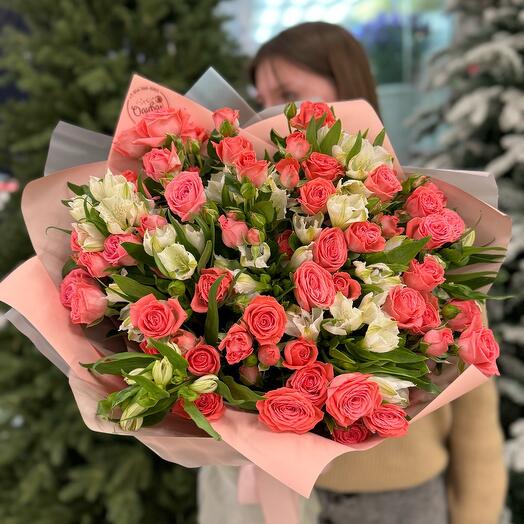 Букет из роз и альстромерии