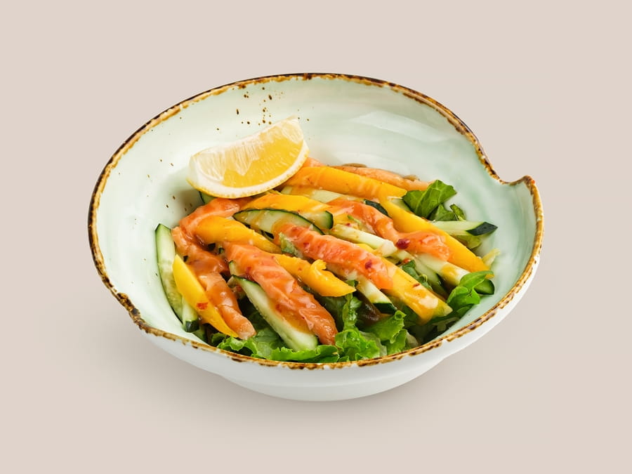 Салат с лососем, манго и авокадо