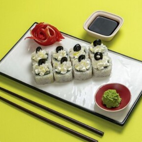 Греческий ролл с оливками, огурцом и листьями салата