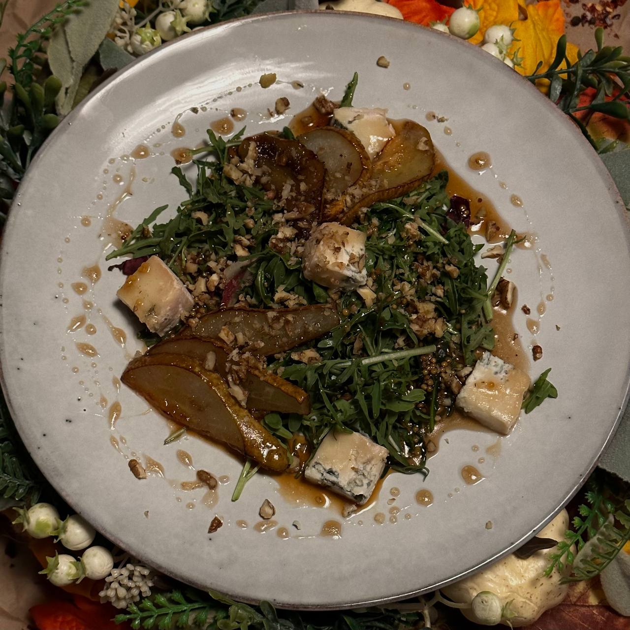 Салат с грушей и горгондзоллой