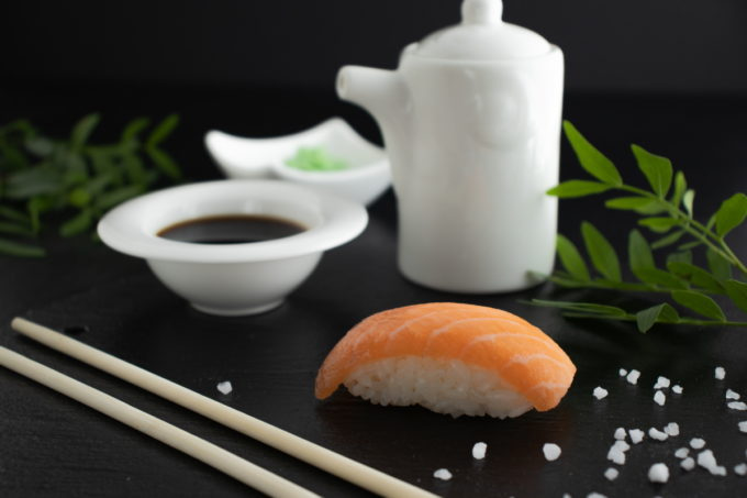 Суши с лососем