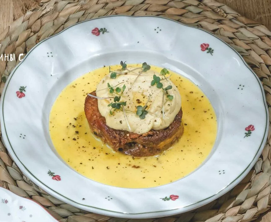 Медальоны из говядины с хумусом